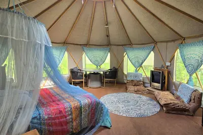 Image de Avalon Wellness Retreat - Peaceful & cozy off-grid yurt and camper combo!