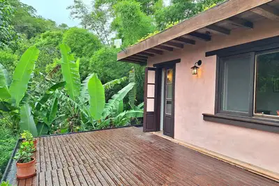 Image de Adobe Refuge. Comfort and peace in the Atlantic Forest, close to the beaches of southern Sc