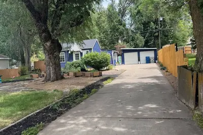 Image de Charming 2bdrm set back from the road, offering your own private city retreat.