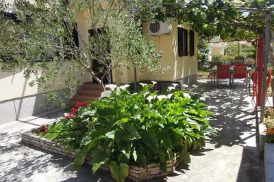 Image de Cozy Retreat By The Sea Puntamika - Two Bedroom Apartment with Terrace (owner A)