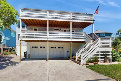 Image de Stunning water view home with private dock to water and kayaks