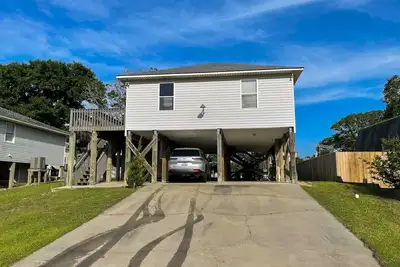 Image de Coastal home with large deck, close to beach and local attractions