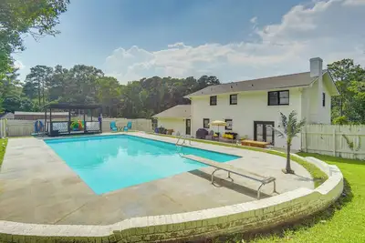 Image de Pool & Game Room: Family Retreat in Fayetteville