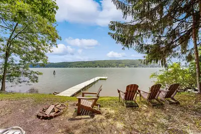 Image de Charming lake view home w/dock, pergola and grill & lake side fire pit