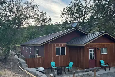 Image de Fly fisherman's dream 2-bed cabin unit across the Hwy from the Deschutes River!