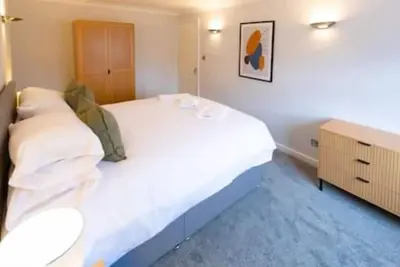 Image de 3 Bedroom Apt in Boughton House