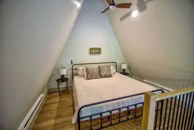 Image de New A-Frame Cabin by Des Moines: Hackberry theme