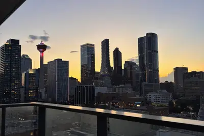 Image de Modern Downtown Apartment - Only a 5 minute walk to the Stampede grounds.