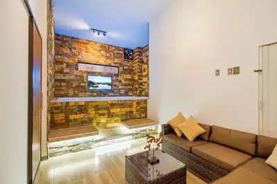 Image de Massive Jacuzzi - 6 Bedroom with Private Bathroom - 1 block from LLeras P11