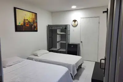 Image de Spacious independent room 2 blocks from the beach and airport