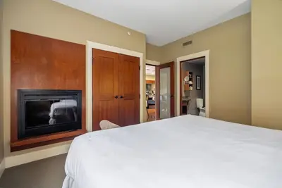 Image de Stylish 2br w/ Balcony |Fireplace + Pool