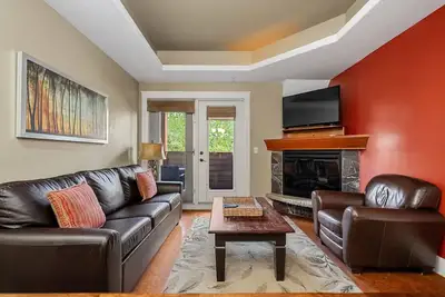 Image de Spacious Canmore Escape | 2br + Hot Tub Access