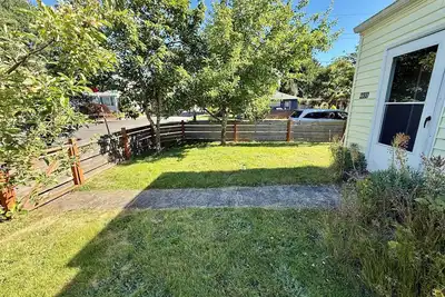 Image de Peaceful and charming 3 Bedroom house. Fenced Yard. Wifi Pets stay for free!