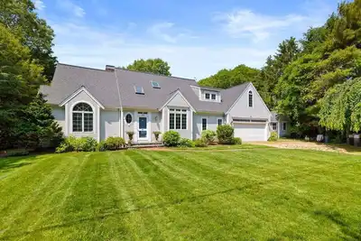 Image de 252-Co Clams & Shells High End Cotuit Waterfront, Pool & Dock, Bring your Boat!
