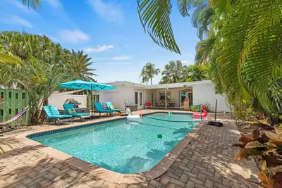 Image de Heated Pool/Tiki Bar/5 min to Beach