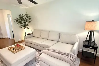 Image de Cozy 2-bedroom condo with WiFi, Ac in fantastic Greensboro