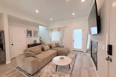 Image de Modern Family Haven #2 - Minutes from Disney Magic/Knotts and Saigon