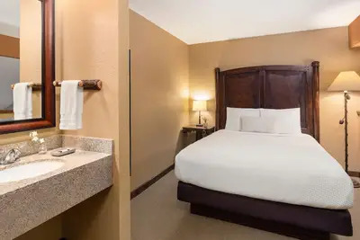 Image de 1 King, 1 Queen Loft Suite With Kitchen, Access to Pool, Hot Tub, and Gym