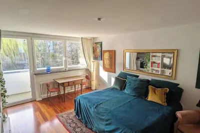 Image de Cozy city apartment in Charlottenburg - balcony and green view