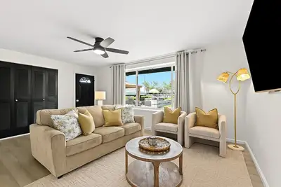 Image de New! Modern 2br by Downtown Royal Oak | King Beds