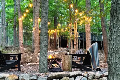 Image de Cozy & Curated w Fire Pit, Fireplace & Fast WiFi