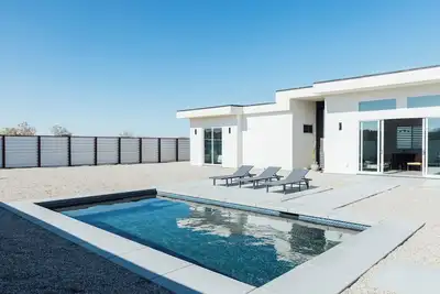 Image de Escape to Bonair — A Stylist Desert Oasis in Joshua Tree with Pool & Spa