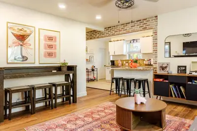 Image de Charming 3-bedroom Pink Palace with WiFi and Small Pool in delightful Reno