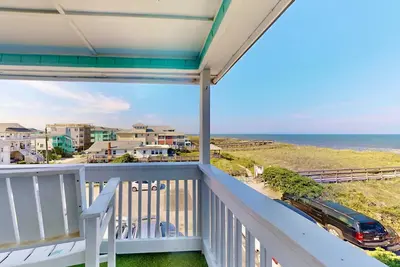 Image de Beachfront, Pool, Newly Renovated, Gourmet Kitchen, Awesome Ocean Views, Top Floor Easy Beach Access