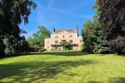 Image de High spec, self contained apartment with garden in Georgian Manor House