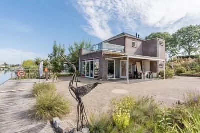 Image de Ce Volkeraklodge est équipé de tout le confort pour de merveilleuses vacances de pêche, avec un quai