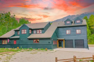 Image de Mountain Meadow Lodge • Dog-Friendly • Hot Tub