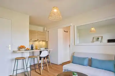 Image de Charmant deux pièces rénové avec balcon et parking à Cabourg