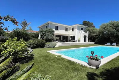 Image de 🏝 Villa d’Exception à Juan-les-Pins – Proche Plages & Cannes 🏝