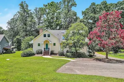 Image de Family Smith Mountain Lakefront Retreat - Private Dock 4-bedroom house in Moneta