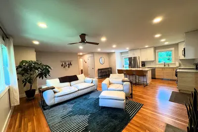Image de Nest in West Salem – 2br/2ba Where Mid-Century Charm Meets Modern Comfort in Ws