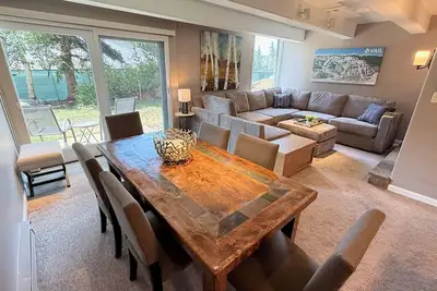 Image de New Beds, Sofa and Fresh Paint in Ground Level Vail Condo