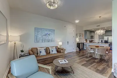 Image de Waterfront Condo for 4 with Resort Pool & Lake View!