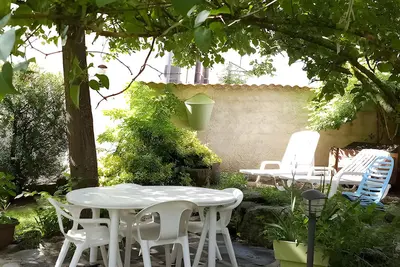 Image de Maison de Vacances 'Jardin Ombragé - Volvic' avec Terrasse Privée, Jardin Privé et Wi-Fi