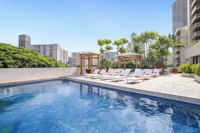 Image de Relaxing Room Steps from Waikiki Beach Perfect for Families! Outdoor Pool