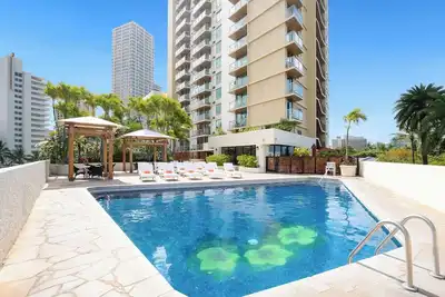 Image de Family-Friendly Room! Pool View, Full Kitchen! Near Waikiki Attraction!
