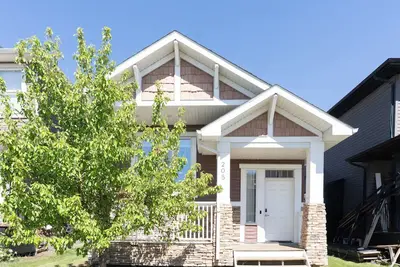 Image de Cozy Home tucked away in Calgary Nw. 10 min away from the Yyc airport.
