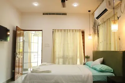 Image de Stay by the River: Beautiful 4-Room Home with Private Lawn & Views