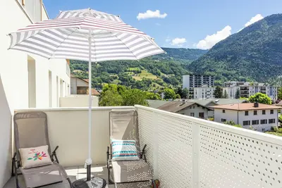 Image de Cozy, Spacious condo with balcony and beautiful serene mountain views.