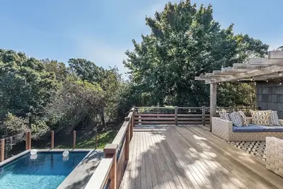 Image de Stylish and Spacious Montauk Home with Private Pool, Eclectic Design, Total. . .