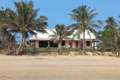 Image de Spacious, breezy, and full of character beachfront villa, Chumphon, Thailand