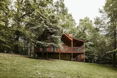 Image de 2-Bedroom cabin in Sevierville with hot tub. Minutes from downtown Gatlinburg!