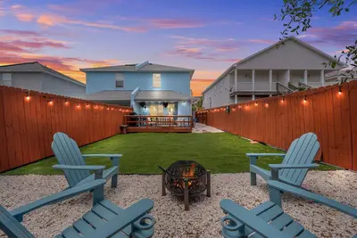 Image de 1 Block to Sand•Chic Coastal Gem•Outdoor Kitchenette Deck & Turf•Outdoor Shower