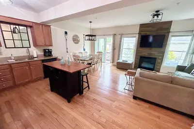 Image de Lake Effect Retreat in charming Bolton Landing, walk to beach, shops, dining