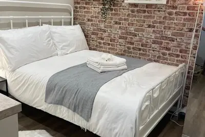 Image de modern studio with WiFi in charming manchester near metro link tram stop
