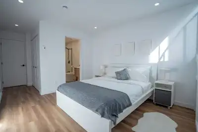 Image de Modern New Studio in Trendy Saint-Henri